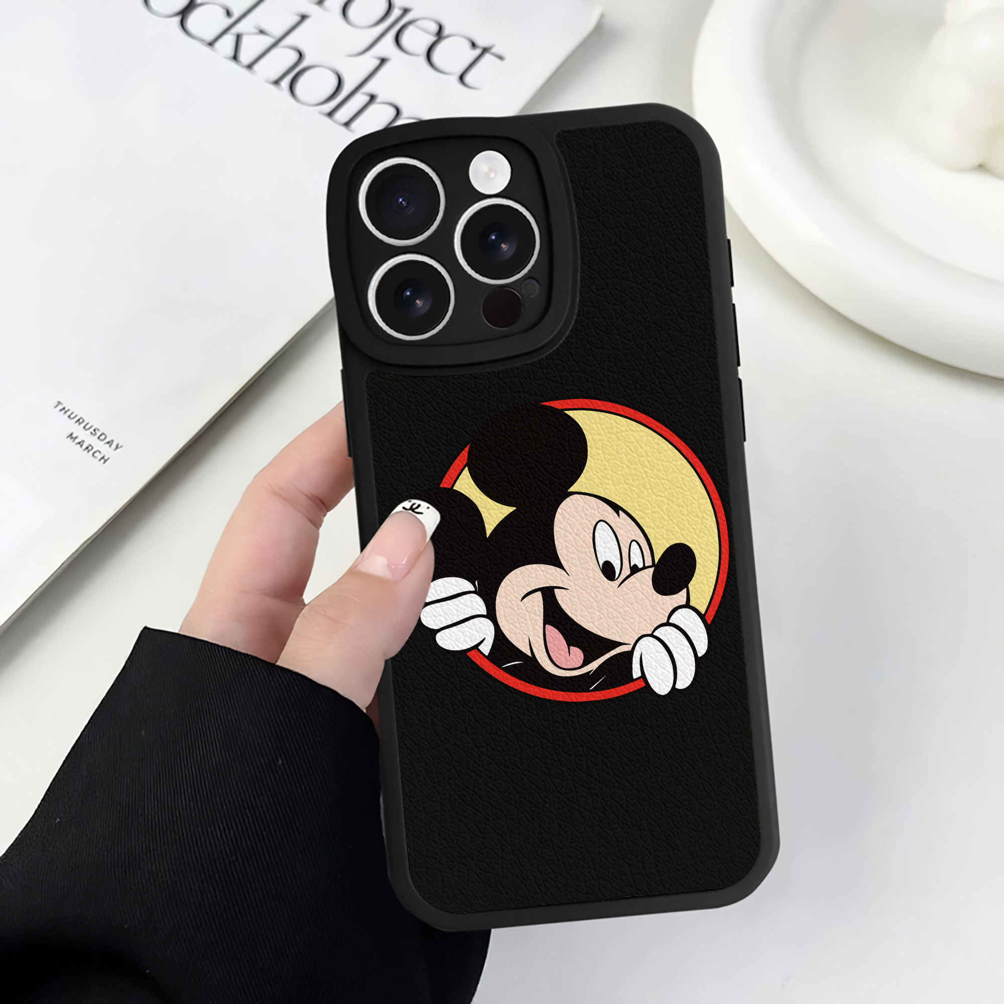 （画像用） ミッキーマウス Mickey Mouse 【iPhone 16シリーズ対応】シリコンスマホケース（レザー調） 材質：シリコン